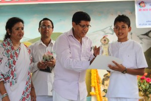 5d.distributing prizes  