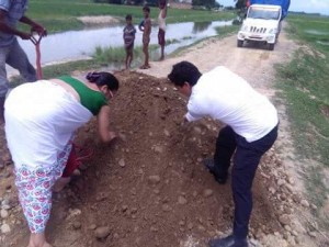 6iSai volunteers clearing the damaged road caused by flood at Kapilvastu   